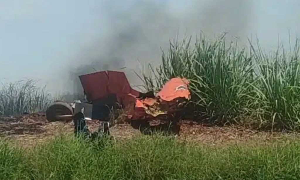 Avião do exército colide com outro e cai no interior de São Paulo