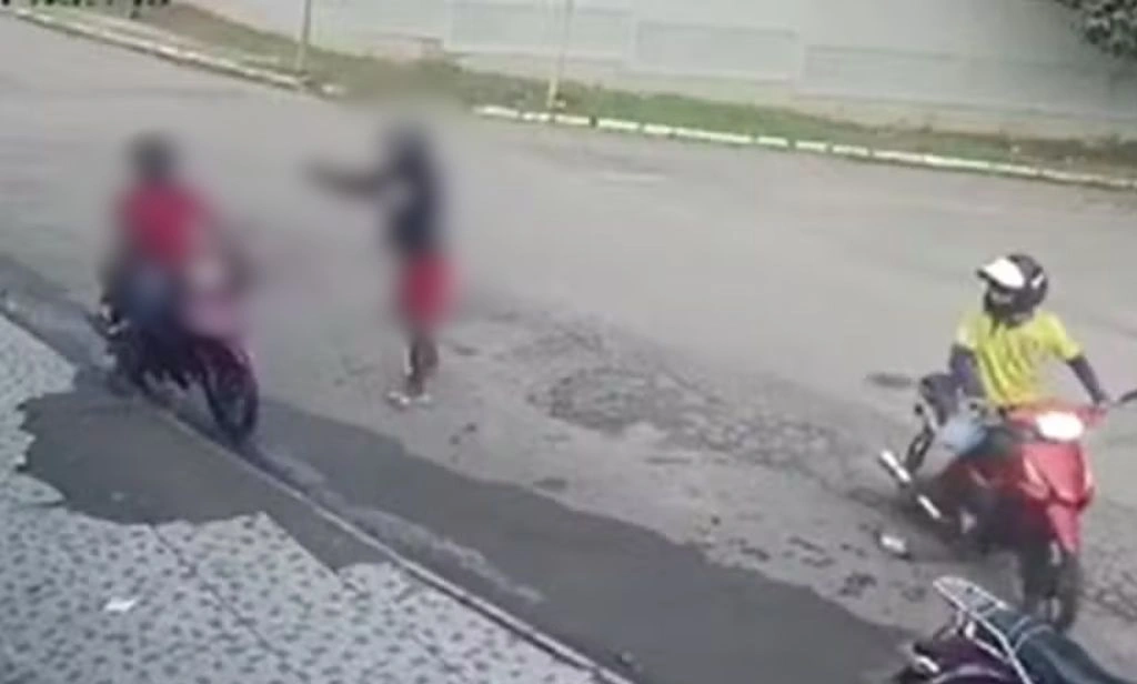 Câmera de segurança registra morte de homem alvejado por tiros no Acre