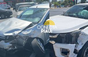 Colisão entre dois carros provoca congestionamento na Av. João XXIII em Teresina (Foto: Gabriel Prado/Conecta Piauí) Colisão entre dois carros provoca congestionamento na Av. João XXIII em Teresina (Foto: Gabriel Prado/Conecta Piauí)