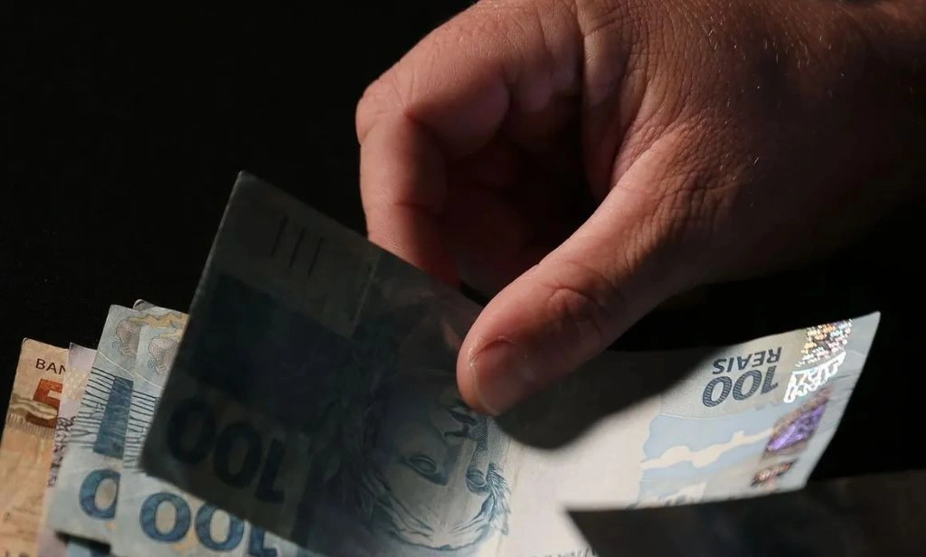 Com alta na inflação, salário mínimo deve chegar a R$ 1.524 em 2025