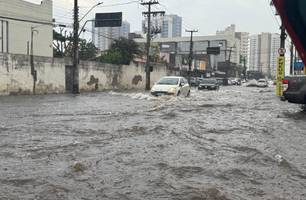 Forte chuva alaga ruas e causa transtornos em Teresina (Foto: Eduardo Amorim / Conecta Piauí) Forte chuva alaga ruas e causa transtornos em Teresina (Foto: Eduardo Amorim / Conecta Piauí)