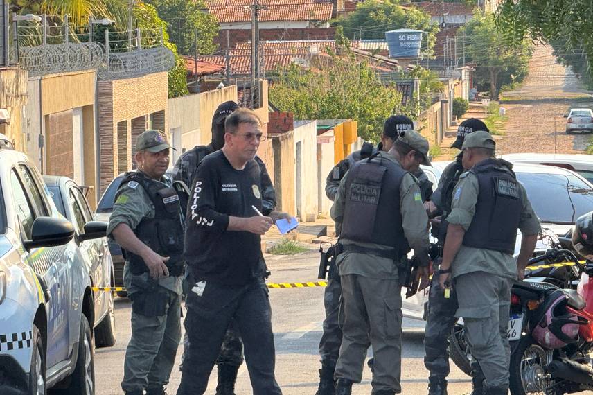 Homem é morto a tiros enquanto usava o celular no horário de almoço em Teresina Homem é morto a tiros enquanto usava o celular no horário de almoço em Teresina