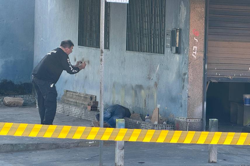 Homem é morto a tiros enquanto usava o celular no horário de almoço em Teresina Homem é morto a tiros enquanto usava o celular no horário de almoço em Teresina