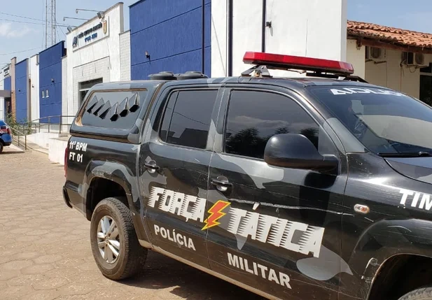 Homem suspeito de tráfico é preso após tentar se esconder debaixo de cama em Timon