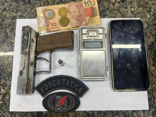 Homem suspeito de tráfico é preso após tentar se esconder debaixo de cama em Timon