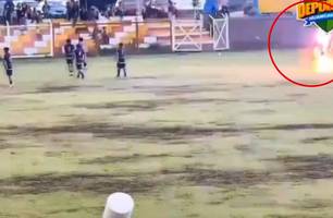Jogador de futebol morre em campo após ser atingido por raio no Peru (Foto: Reprodução) Jogador de futebol morre em campo após ser atingido por raio no Peru (Foto: Reprodução)