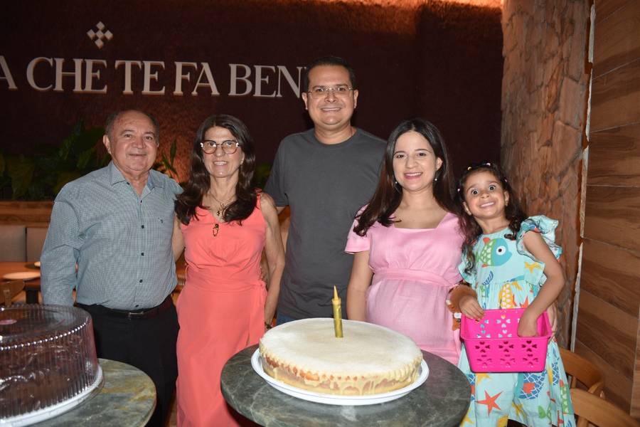 Médica Sariane Ribeiro celebra 40 anos ao lado da família em Teresina