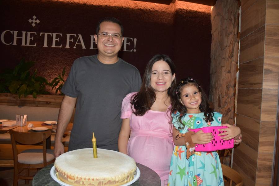 Médica Sariane Ribeiro celebra 40 anos ao lado da família em Teresina