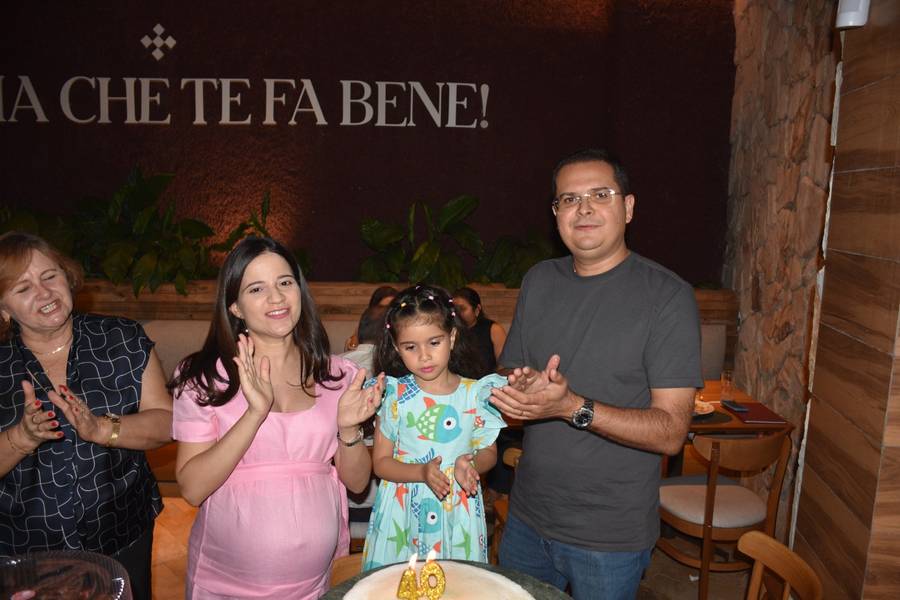 Médica Sariane Ribeiro celebra 40 anos ao lado da família em Teresina