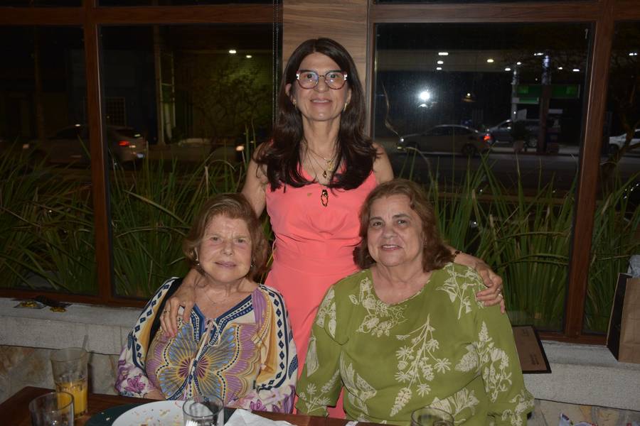 Médica Sariane Ribeiro celebra 40 anos ao lado da família em Teresina