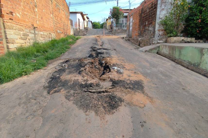 Moradores denunciam 'buraqueira' feita pela Águas de Teresina na zona Norte Moradores denunciam 'buraqueira' feita pela Águas de Teresina na zona Norte