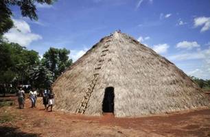 Mulher é espancada com corrente e bambu após flagrar o marido com outra no MS (Foto: Reprodução)