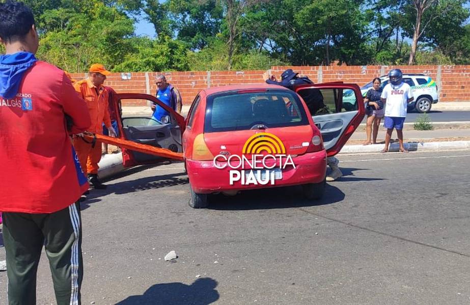 Mulher perde controle de carro e bate em poste na BR-316 em Teresina