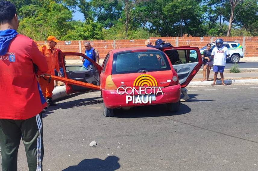 Mulher perde controle de carro e bate em poste na BR-316 em Teresina Mulher perde controle de carro e bate em poste na BR-316 em Teresina