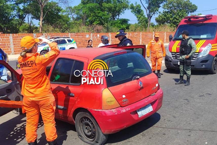 Mulher perde controle de carro e bate em poste na BR-316 em Teresina Mulher perde controle de carro e bate em poste na BR-316 em Teresina