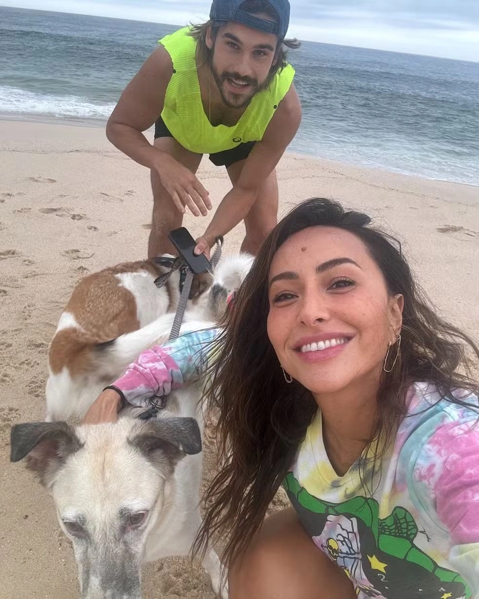 Nicolas Prattes e Sabrina Sato em praia de Niterói
