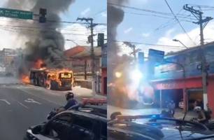 Ônibus em chamas bate em poste e atinge fiação elétrica em São Paulo (Foto: Reprodução)
