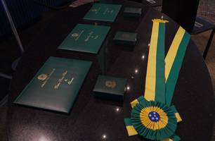 Rafael Fonteles recebe prêmio Darcy Ribeiro por contribuir na educação no Brasil (Foto: Reprodução)