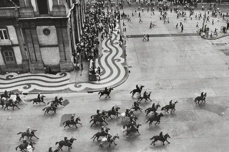 Repressão policial na Candelária durante a missa de sétimo dia do estudante Edson Luís, assassinado durante