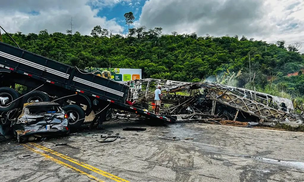 Acidente com ônibus, carreta e carro deixa 22 mortos em Minas Gerais