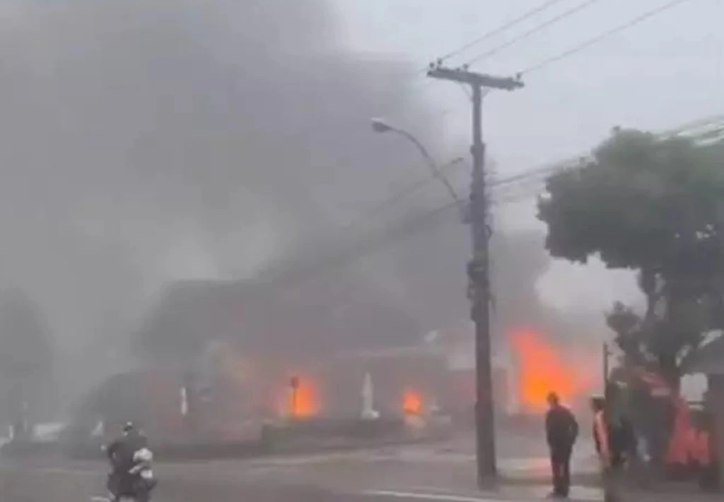 Avião de pequeno porte cai sobre loja em Gramado; confira o vídeo