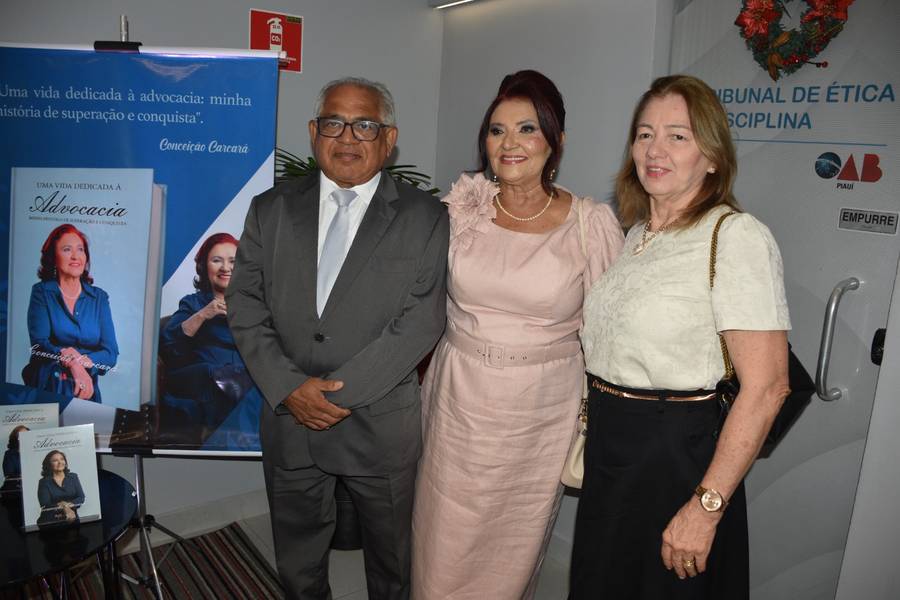 Conceição Carcará lança livro sobre trajetória de superação em solenidade na OAB