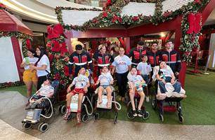 Crianças em tratamento de AME visitam Papai Noel em Teresina (Foto: Conecta Piauí) Crianças em tratamento de AME visitam Papai Noel em Teresina (Foto: Conecta Piauí)
