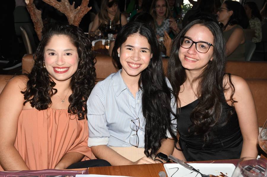 Escritório de advocacia Almeida & Costa realiza confraternização em clima de união