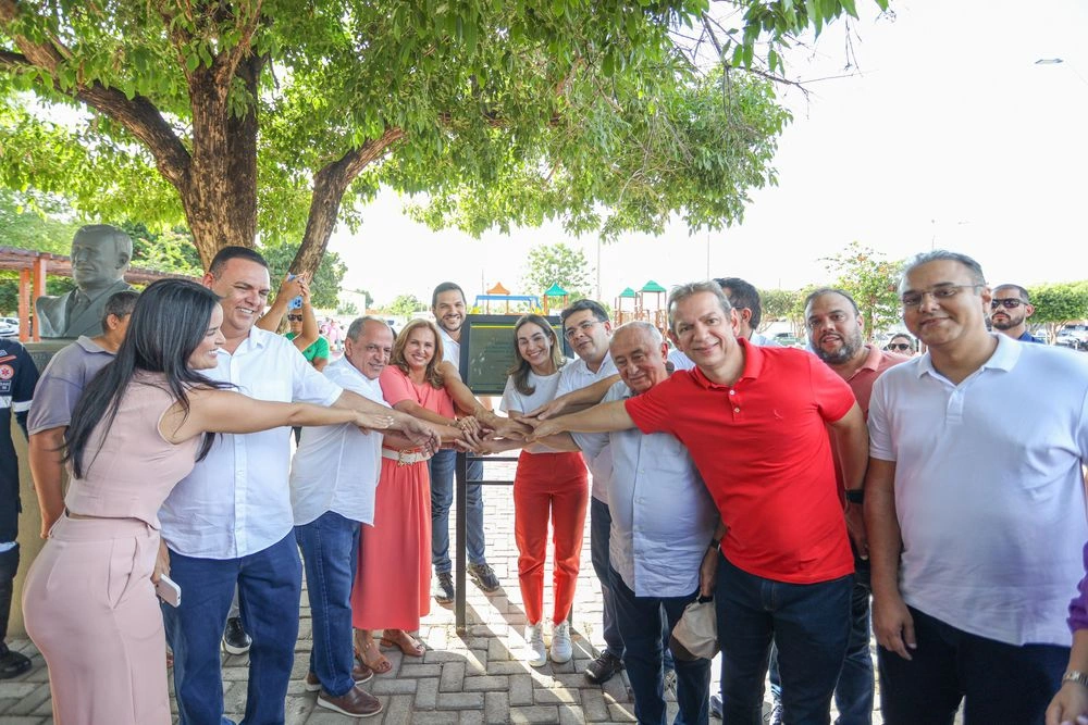 Governador inaugura reforma de praça e brinquedoteca em São Raimundo Nonato