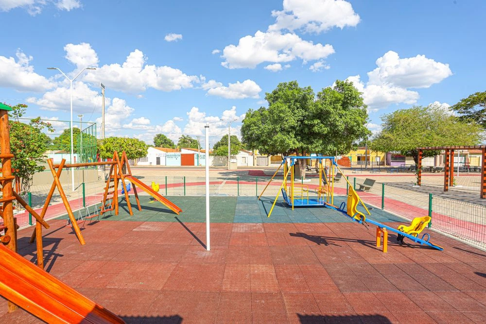 Governador inaugura reforma de praça e brinquedoteca em São Raimundo Nonato