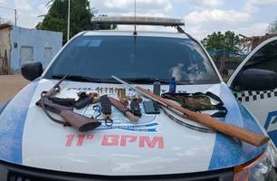 Homem é preso com diversas armas de fogo, munições e armas brancas no Piauí (Foto: Reprodução) Homem é preso com diversas armas de fogo, munições e armas brancas no Piauí (Foto: Reprodução)