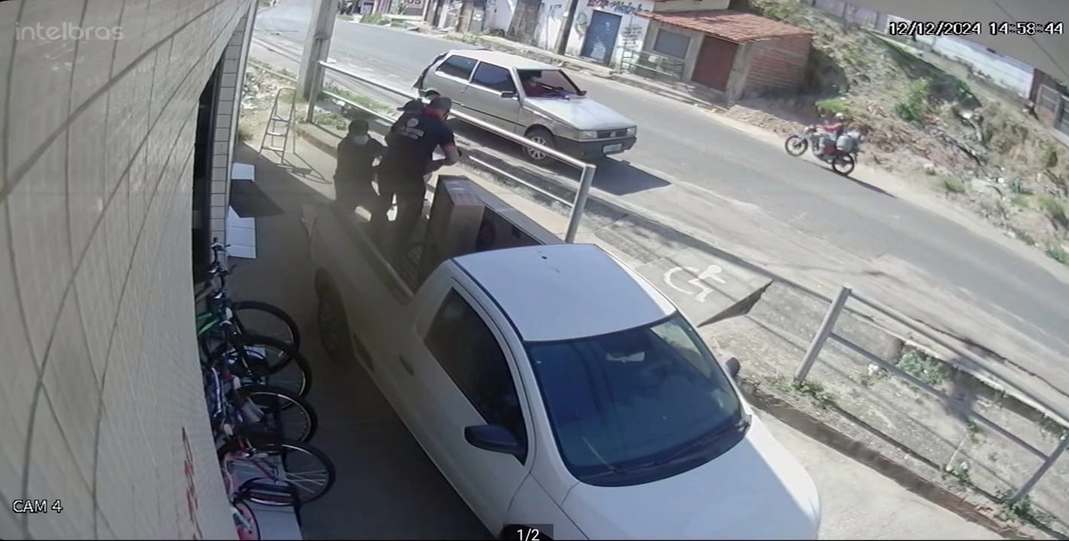 Loja é roubada na Vila Irmã Dulce; bandidos levam carro e diversos produtos