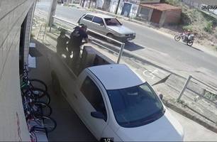 Loja é roubada na Vila Irmã Dulce; bandidos levam carro e diversos produtos (Foto: Reprodução) Loja é roubada na Vila Irmã Dulce; bandidos levam carro e diversos produtos (Foto: Reprodução)