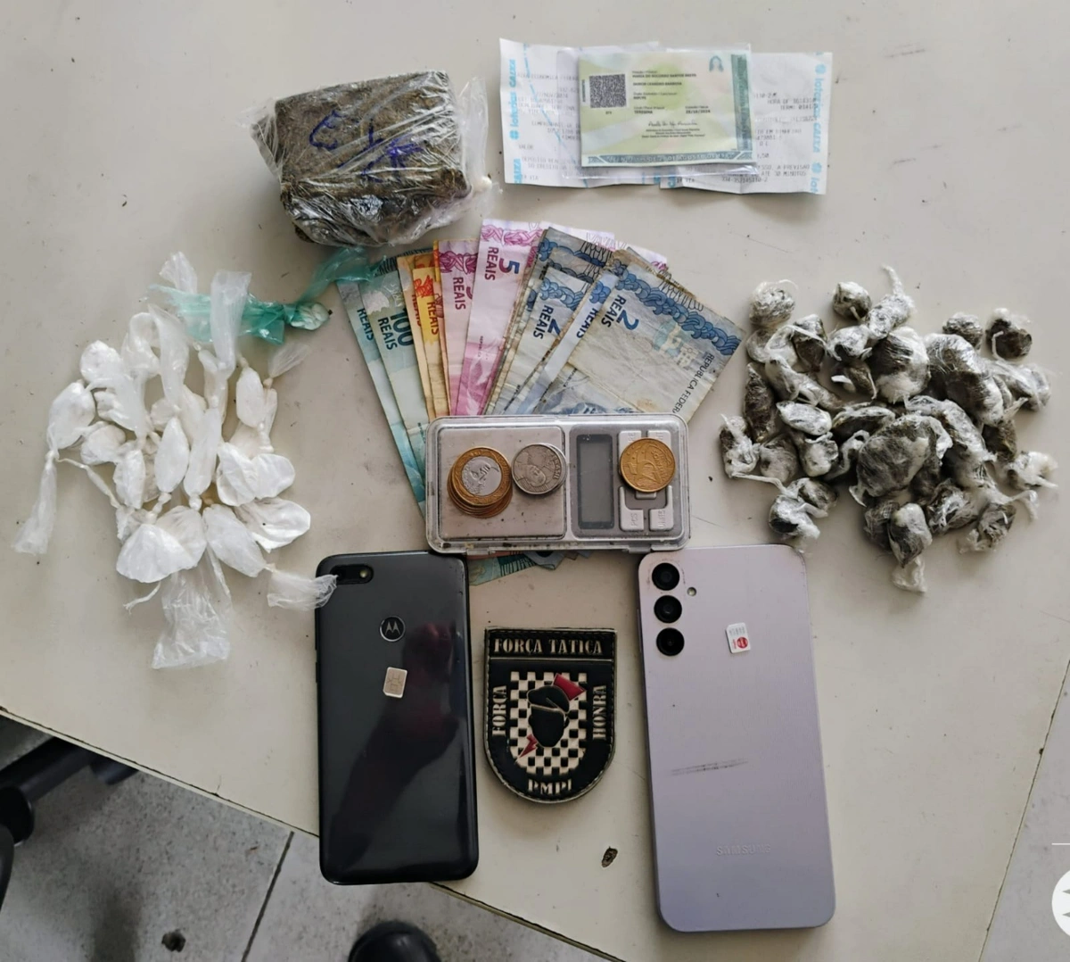 Material encontrado pela polícia com o casal