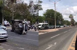 Motorista capota carro na Av. Marechal Castelo Branco e trânsito fica engarrafado (Foto: Reprodução) Motorista capota carro na Av. Marechal Castelo Branco e trânsito fica engarrafado (Foto: Reprodução)