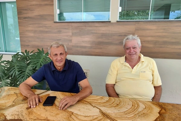 Nonatinho (camisa azul) com Ferdinando Coutinho, o Grandão; aliança de 'amigos irmãos'