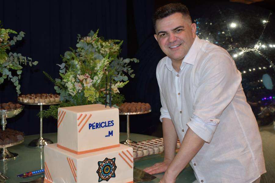 Péricles Mendel comemora aniversário com amigos no Rosetta Rock Bar