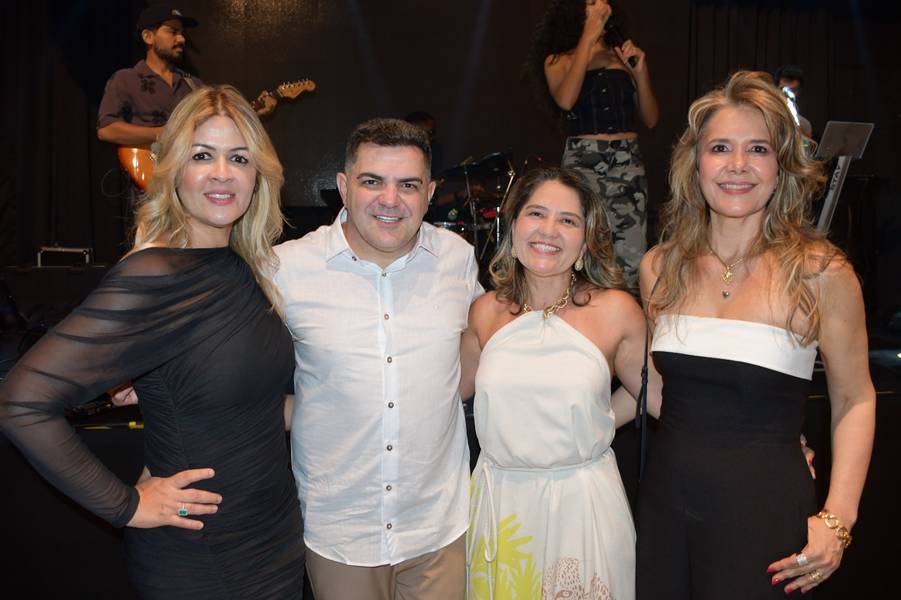 Péricles Mendel comemora aniversário com amigos no Rosetta Rock Bar