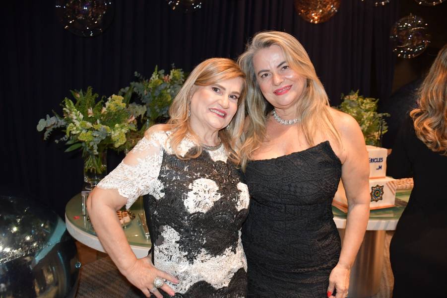 Péricles Mendel comemora aniversário com amigos no Rosetta Rock Bar