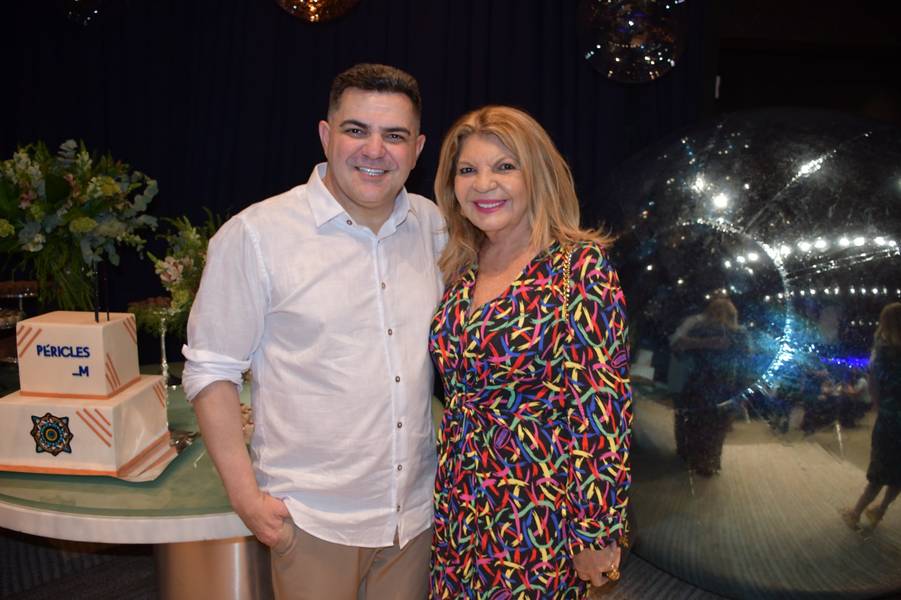 Péricles Mendel comemora aniversário com amigos no Rosetta Rock Bar