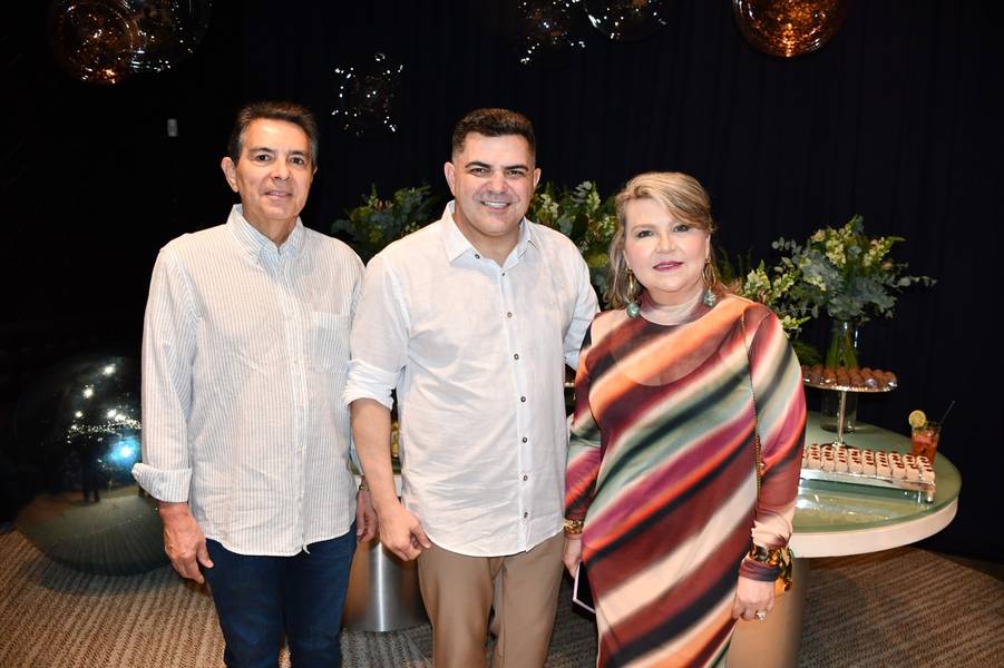 Péricles Mendel comemora aniversário com amigos no Rosetta Rock Bar