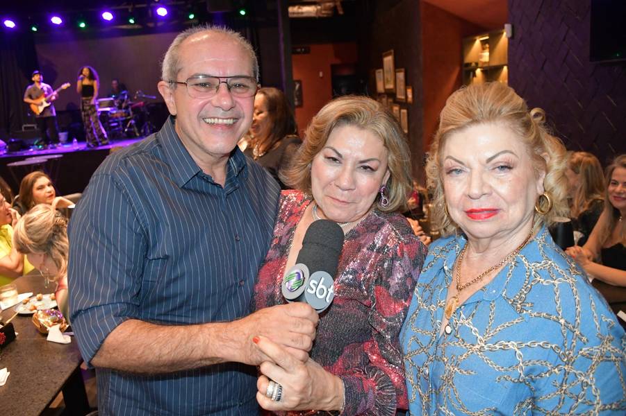 Péricles Mendel comemora aniversário com amigos no Rosetta Rock Bar