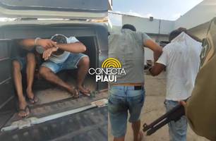 Polícia prende dupla que vendia drogas a poucos metros do batalhão em Teresina (Foto: Repórter 12/Conecta Piauí) Polícia prende dupla que vendia drogas a poucos metros do batalhão em Teresina (Foto: Repórter 12/Conecta Piauí)