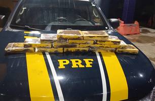 PRF realiza apreensão de 14kg de cocaína no interior de ônibus na cidade de Piripiri (Foto: Reprodução) PRF realiza apreensão de 14kg de cocaína no interior de ônibus na cidade de Piripiri (Foto: Reprodução)