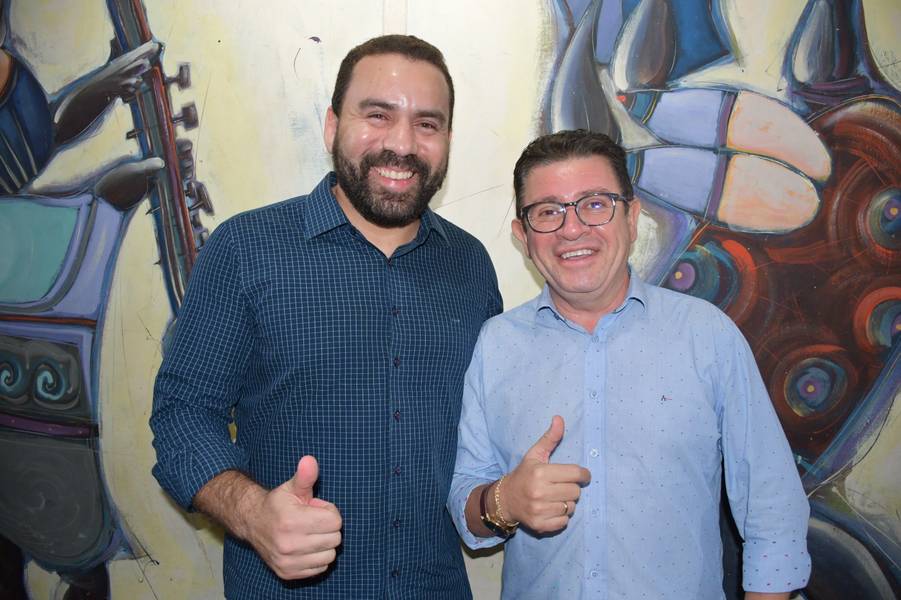 Zeca Baleiro encanta Teresina com show no Theatro 4 de Setembro