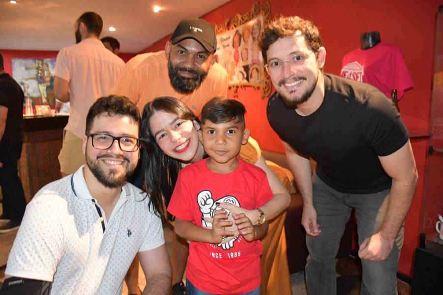 Zeca Baleiro encanta Teresina com show no Theatro 4 de Setembro