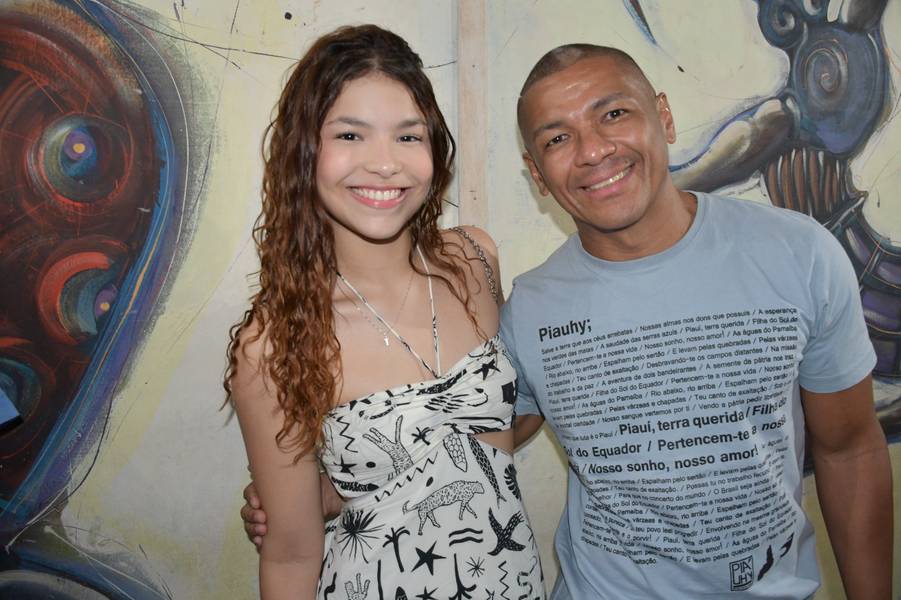 Zeca Baleiro encanta Teresina com show no Theatro 4 de Setembro