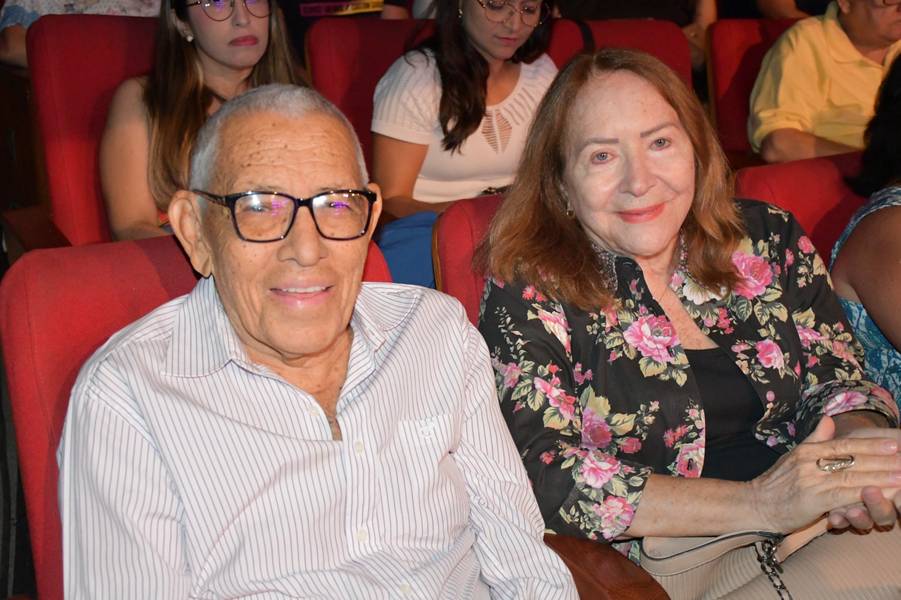 Zeca Baleiro encanta Teresina com show no Theatro 4 de Setembro