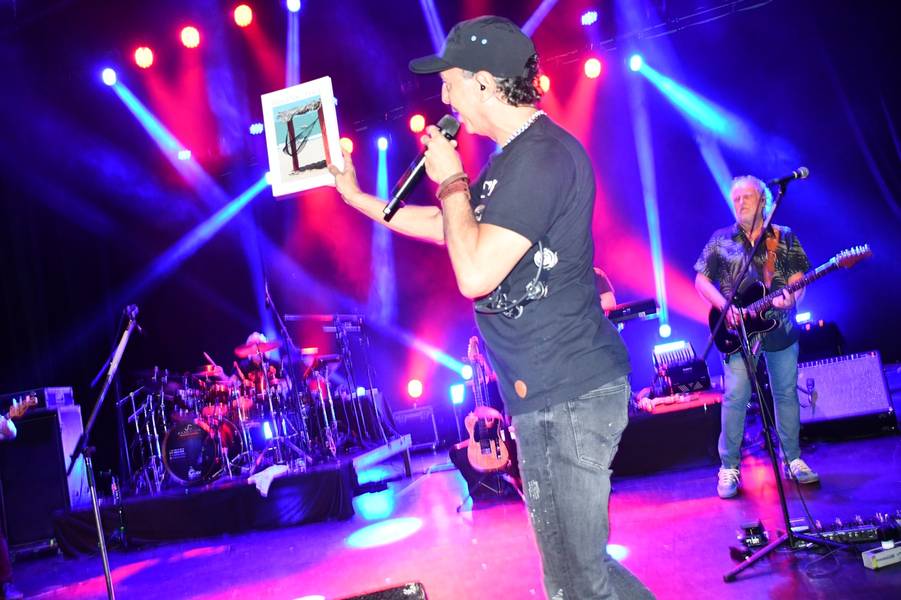 Zeca Baleiro encanta Teresina com show no Theatro 4 de Setembro