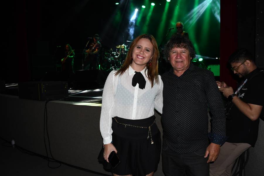 Zeca Baleiro encanta Teresina com show no Theatro 4 de Setembro